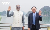 Presidente de la Cámara Baja del Parlamento indio visita la bahía de Ha Long
