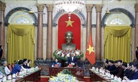 El jefe de Estado se reúne con personalidades prestigiosas de las etnias minoritarias de Tuyen Quang