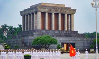 Visita al Mausoleo Ho Chi Minh en una mañana de mayo