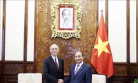 Presidente de Vietnam recibe a embajadores de Croacia y Senegal