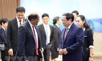 Primer ministro Pham Minh Chinh recibe al embajador de Singapur y al director general de la Fundación Temasek