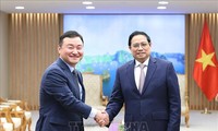 Primer ministro de Vietnam recibe al director general de Samsung
