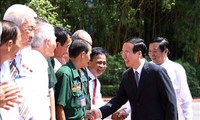 Presidente de Vietnam se reúne con personas con méritos revolucionarios de Vinh Long