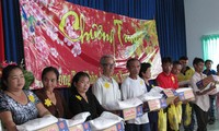 Prosigue Vietnam preparativos de un Tet feliz para los étnicos y los pobres