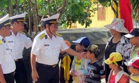  Atienden al Tet 2012 para el distrito isleño de Truong Sa