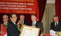 Expertos rusos condecorados con Premio Ho Chi Minh
