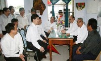 Visita  premier vietnamita a los pescadores de Hue