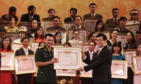 Vietnam condecora a escritores y artistas sobresalientes con el Premio Estatal 