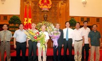 Jefe del Gobierno vietnamita destaca méritos de ex cuadros del Partido