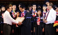 Hanoi destaca a los más sobresalientes estudiantes graduados 