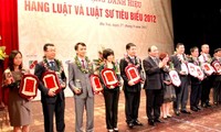 Vietnam reconoce a organizaciones y profesionales de la abogacía