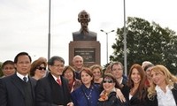 Inauguran estatua de Ho Chi Minh en Buenos Aires