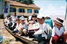 Entregan becas a niños en situación difícil en provincias del delta del Mekong