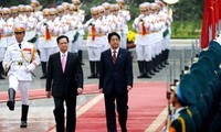 Dirigentes vietnamitas saludan visita de gobernante japonés