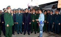 Primer ministro vietnamita visita Regimiento aéreo 923
