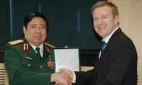 Vietnam y Nueva Zelanda profundizan lazos de defensa