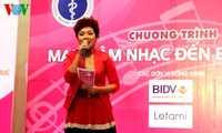 La cantante Thái Thùy Linh y el proyecto: “llevar música al hospital”