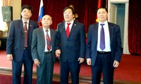 Diplomático vietnamita se reúne con compatriotas en Rusia
