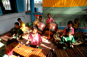 Niños jemeres interpretan la  música pentatónica tradicional