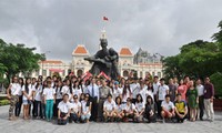 Jóvenes vietnamitas en ultramar veranean en tierra natal