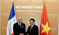 Jefes de diplomacia de Vietnam y Francia buscan mejorar relaciones bilaterales