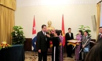 Condecora Estado de Vietnam al embajador cubano Fredesmán Turró