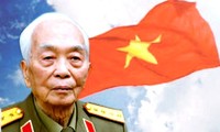 Líder partidista felicita a jefe militar Vo Nguyen Giap
