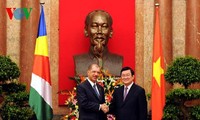 Presidente vietnamita sostiene conversaciones con su homólogo de Seychelles