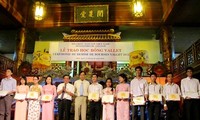 Entregan becas a alumnos destacados de Hue