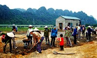 Pobladores de Quang Ninh donan tierra en favor de la construcción de nuevo campo