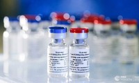 Russia says medics to get anti-COVID shots in 2 weeks
