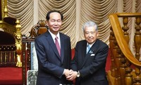 Tran Dai Quang주석 일본 국왕 및 황후, 일본 상원의원 회견 