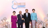 Nguyen Xuan Phuc총리, Prayuth Chan-ocha태국 및 Prayuth Chan-ocha라오스 총리와 회담 