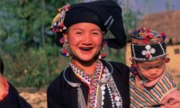Lu족 여성의 검은색 치아 염색 풍속