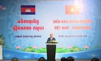 베트남 및 캄보디아 총리, 양국 기업 포럼 참여