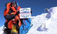 네팔의 등산가 카미 리타 (Kami Rita), 24차례 에베레스트 (Everest) 정상 정복으로 신기록 수립
