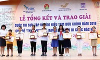“호찌민 유촉을 따르는 베트남 아동” 2019년 우표 탐구수집 대회 수상식