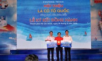10만 개의 베트남 국기, 바다와 함께 나라를 보호하는 어부들에게 전달