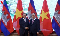 응우옌 쑤언 푹 총리, 훈센 캄보디아 총리와 회담