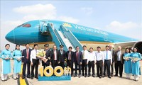 10월22일 오전 쯔엉 화 빈 (Trương Hòa Bình) 정부상무부총리, 베트남 항공의 100번째 항공기 인수식 참여