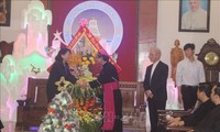 당 티 응옥 틴가부주석, 타인화 방문해 천주교 신부 및 신도 축하