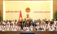 똥 티 퐁 국회부의장, 타이응우옌성 고아, 장애인 학생 대표단을 만나