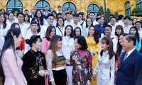 당 티 응옥 틴 국가부주석, 우수 직업훈련 학생, 대학생 대표단을 만나