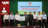 베트남 라디오방송국, 꽝찌, 트어티엔-후에 2 지역의 폭우 피해자에게  4억 동 지원
