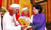 Dang Thi Ngoc Thinh reçoit la délégation des dignitaires religieux de Binh Thuan