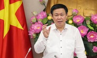 Vuong Dinh Hue veille à la bonne diffusion du programme télévisé pour les pauvres