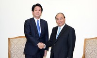 Le PM Nguyên Xuân Phuc reçoit le conseiller spécial de Shinzo Abé