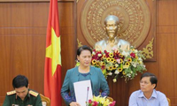 Nguyen Thi Kim Ngan rend visite à des sinistrés du typhon Damrey à Khanh Hoa