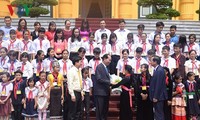 Trân Dai Quang reçoit des enfants démunis exemplaires du pays