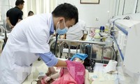 Canicule à Hanoï: soin des enfants en maternelle